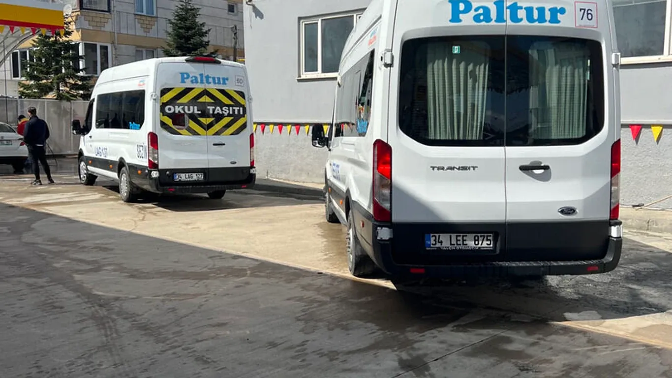 Okul servisi ulaşım planı için hazır bekleyen servis araçları